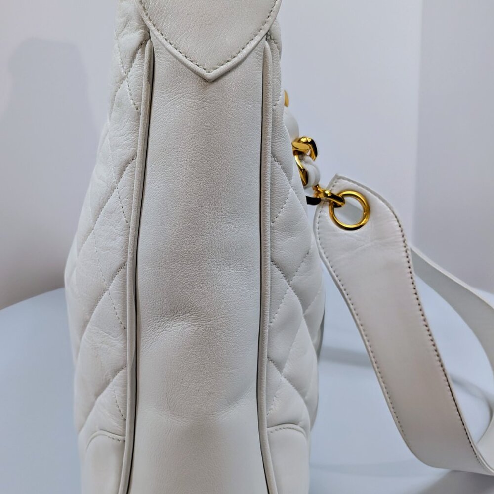 Chanel Rare Vintage White Quilted Lambskin Large Hobo Tote 24k GHW - Picture 5 of 16